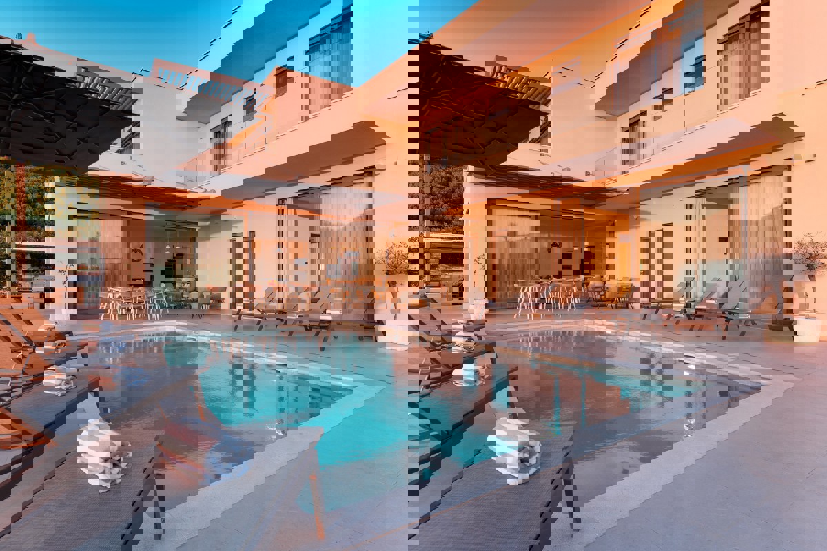 Elegante villa con piscina e vista mare