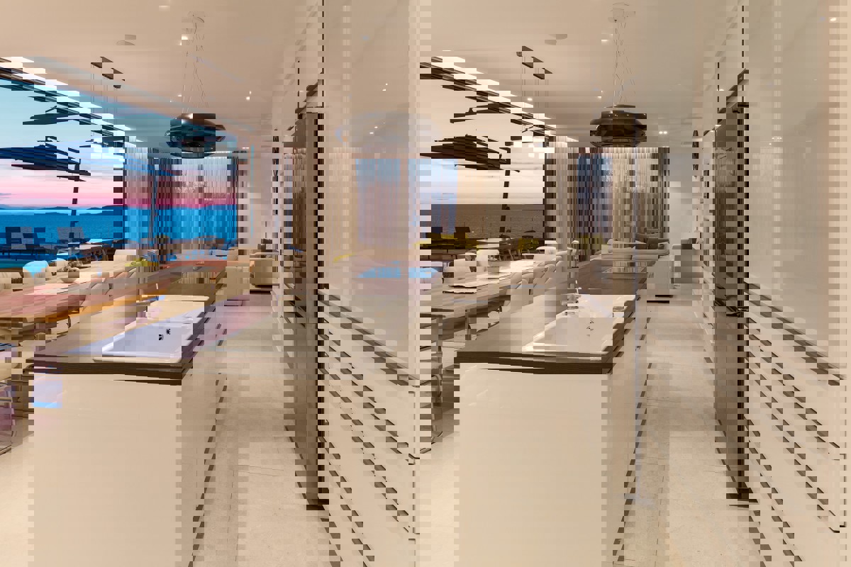 Elegante villa con piscina e vista mare