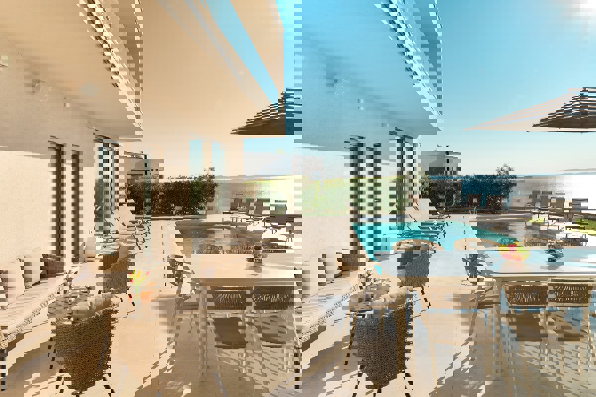 Elegante villa con piscina e vista mare