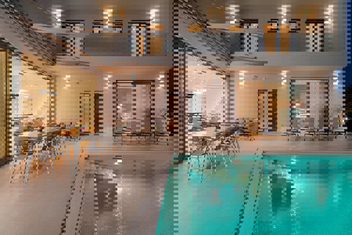 Elegante villa con piscina e vista mare