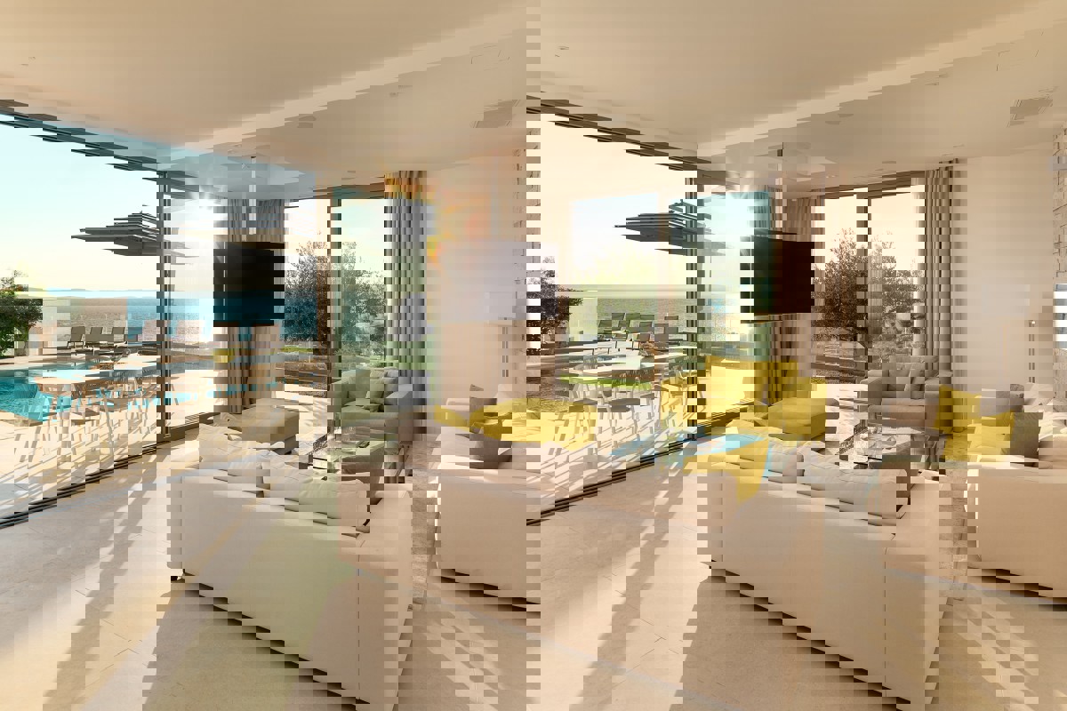 Elegante villa con piscina e vista mare