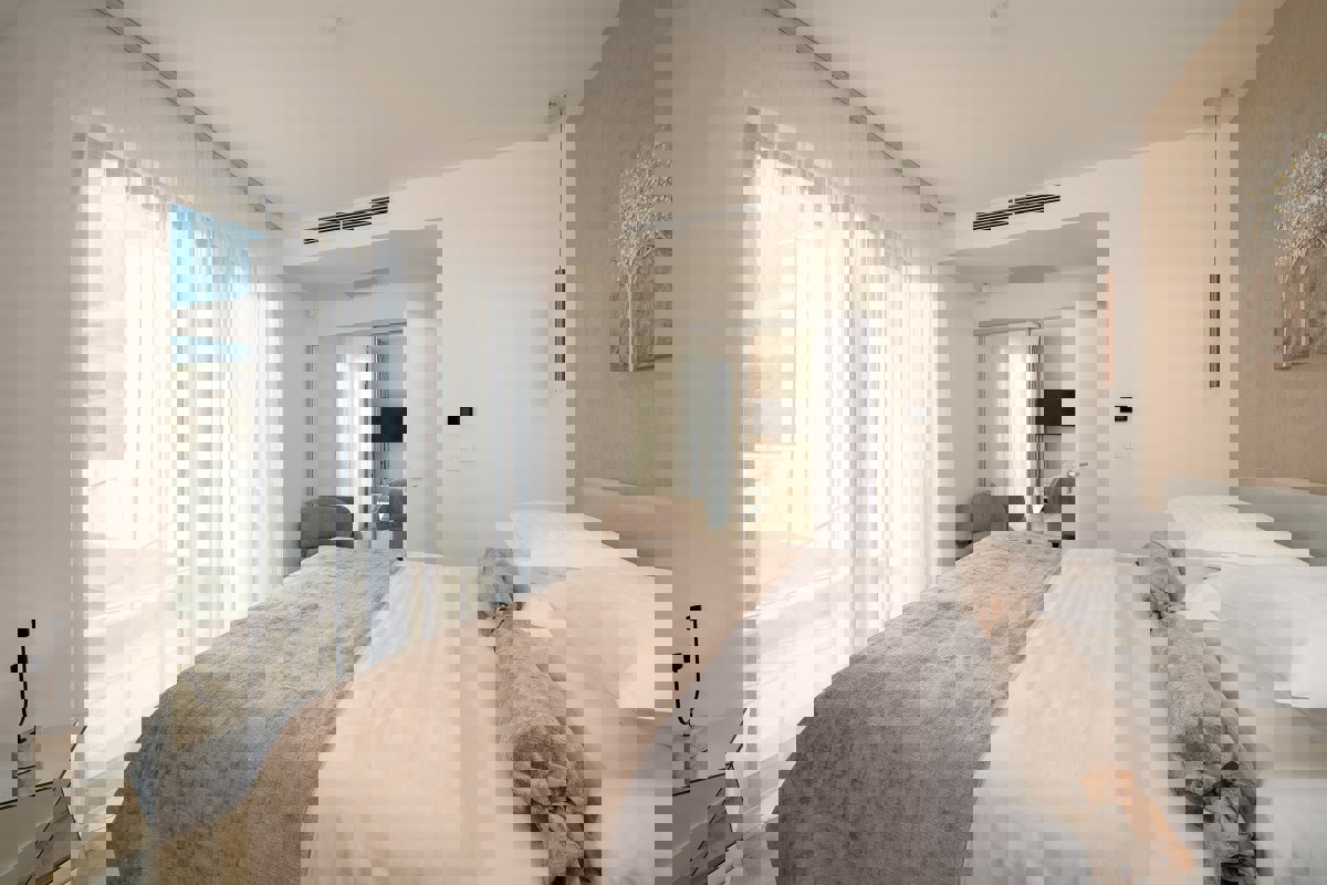 Elegante villa con piscina e vista mare