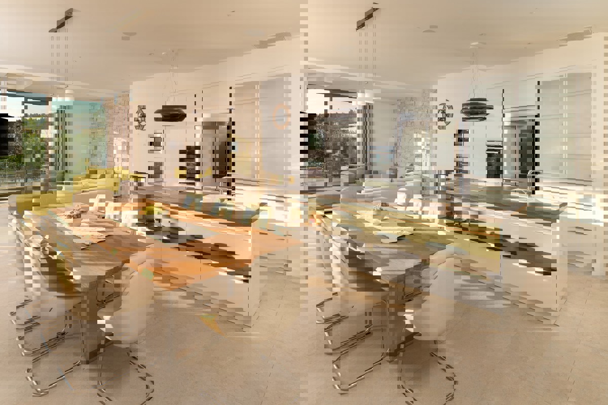 Elegante villa con piscina e vista mare