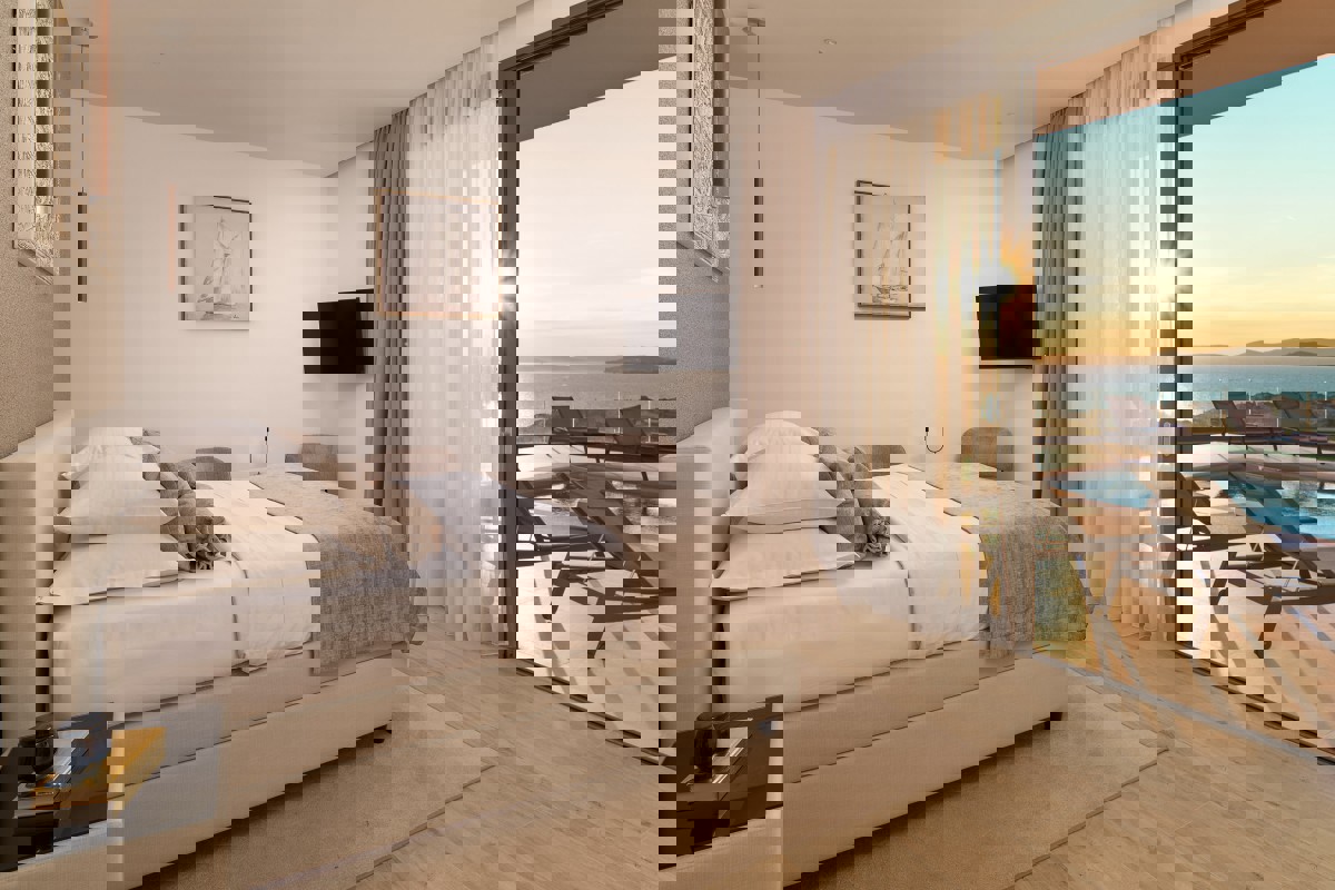 Elegante villa con piscina e vista mare