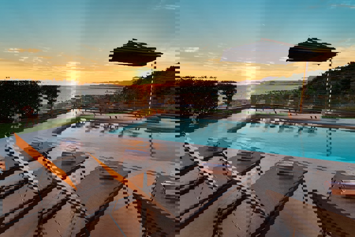 Elegante villa con piscina e vista mare