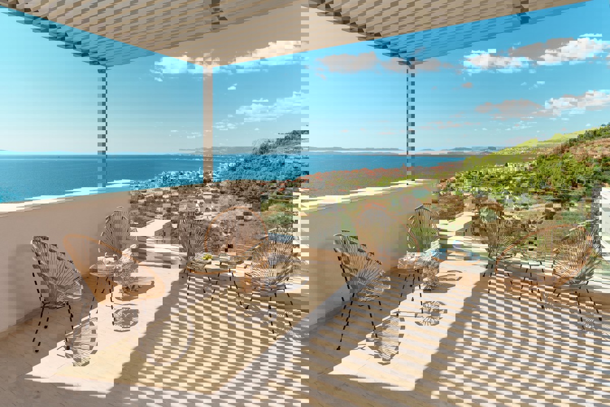 Elegante villa con piscina e vista mare