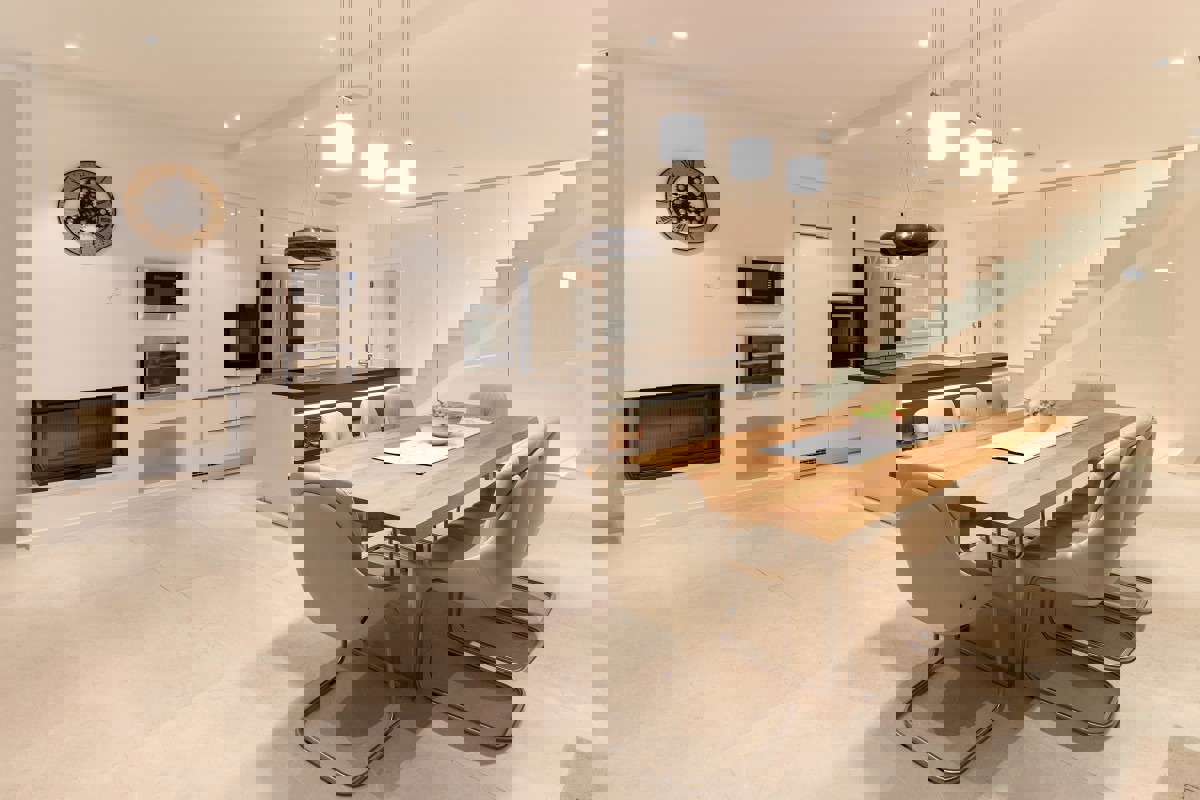 Elegante villa con piscina e vista mare