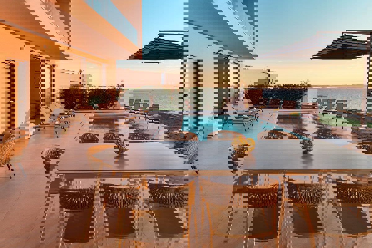 Elegante villa con piscina e vista mare