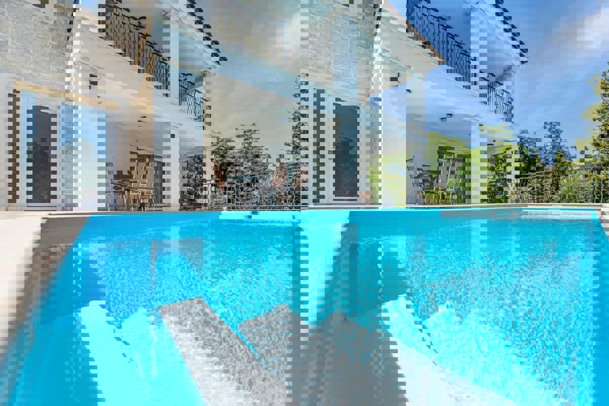 Villa con piscina vicino al mare