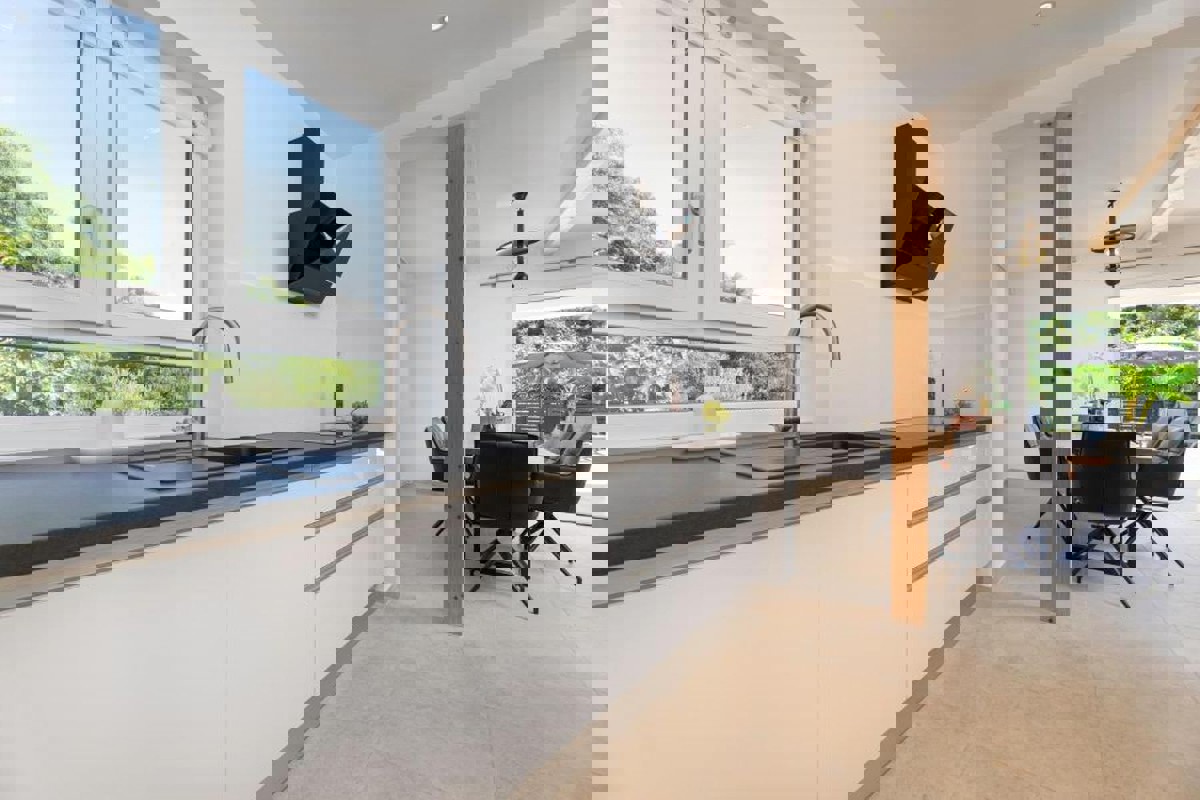 Villa con piscina vicino al mare