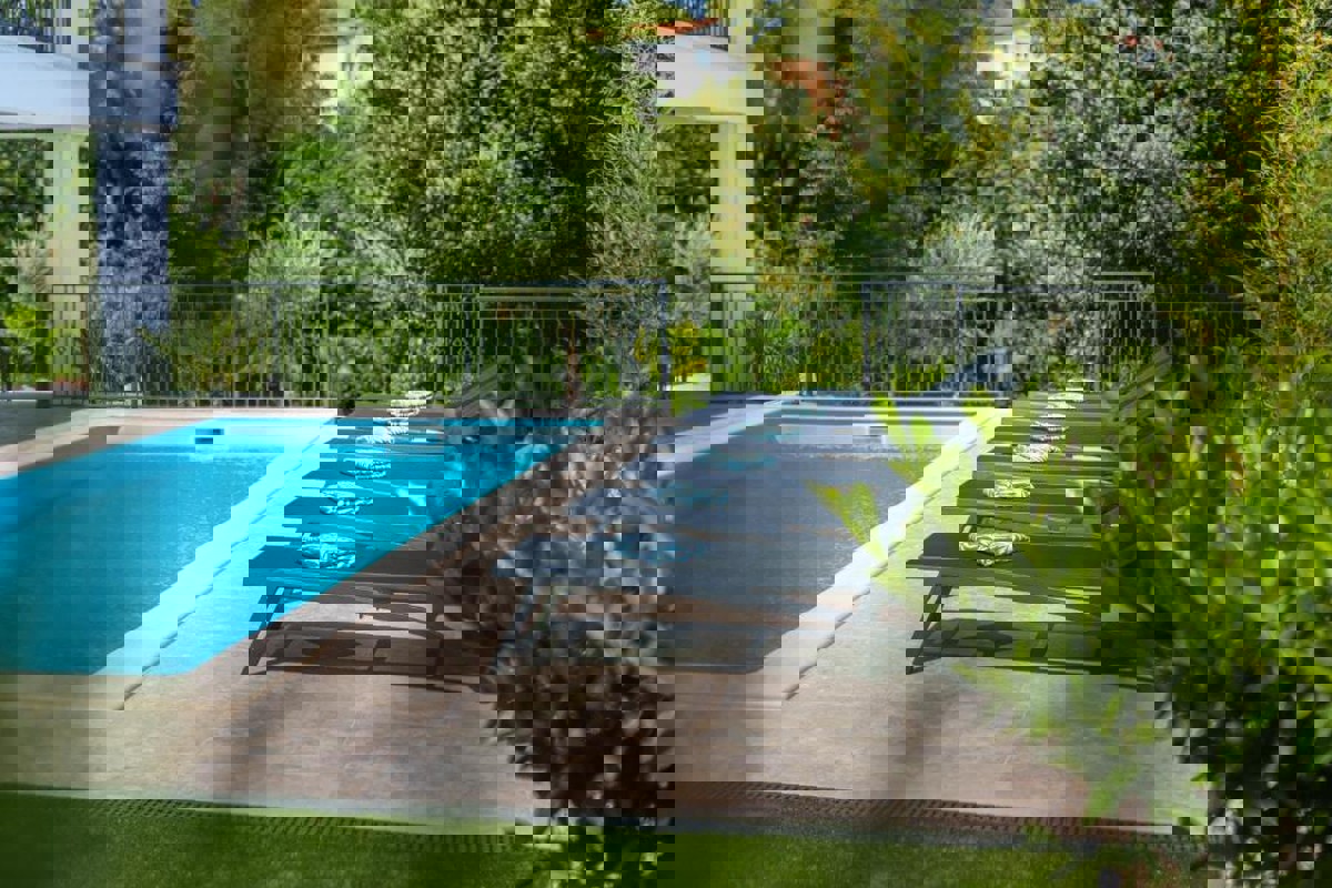 Villa con piscina vicino al mare