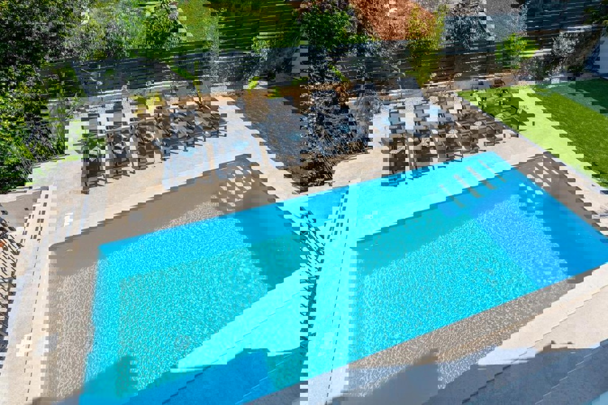 Villa con piscina vicino al mare