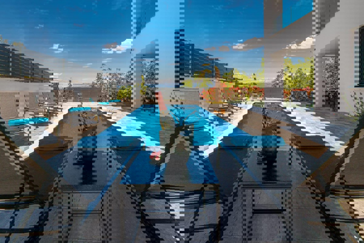 Lussuoso appartamento con tre camere da letto, piscina e giardino