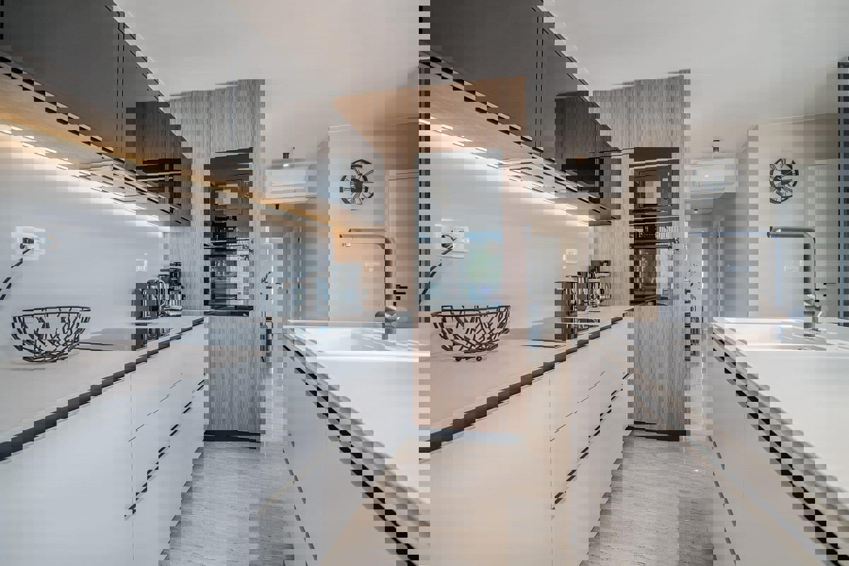 Lussuoso appartamento con tre camere da letto, piscina e giardino