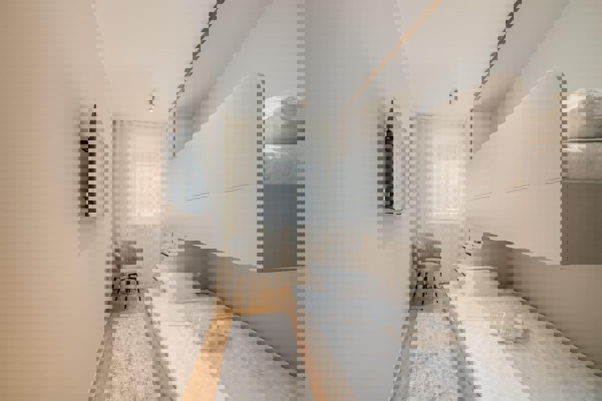 Lussuoso appartamento con tre camere da letto, piscina e giardino