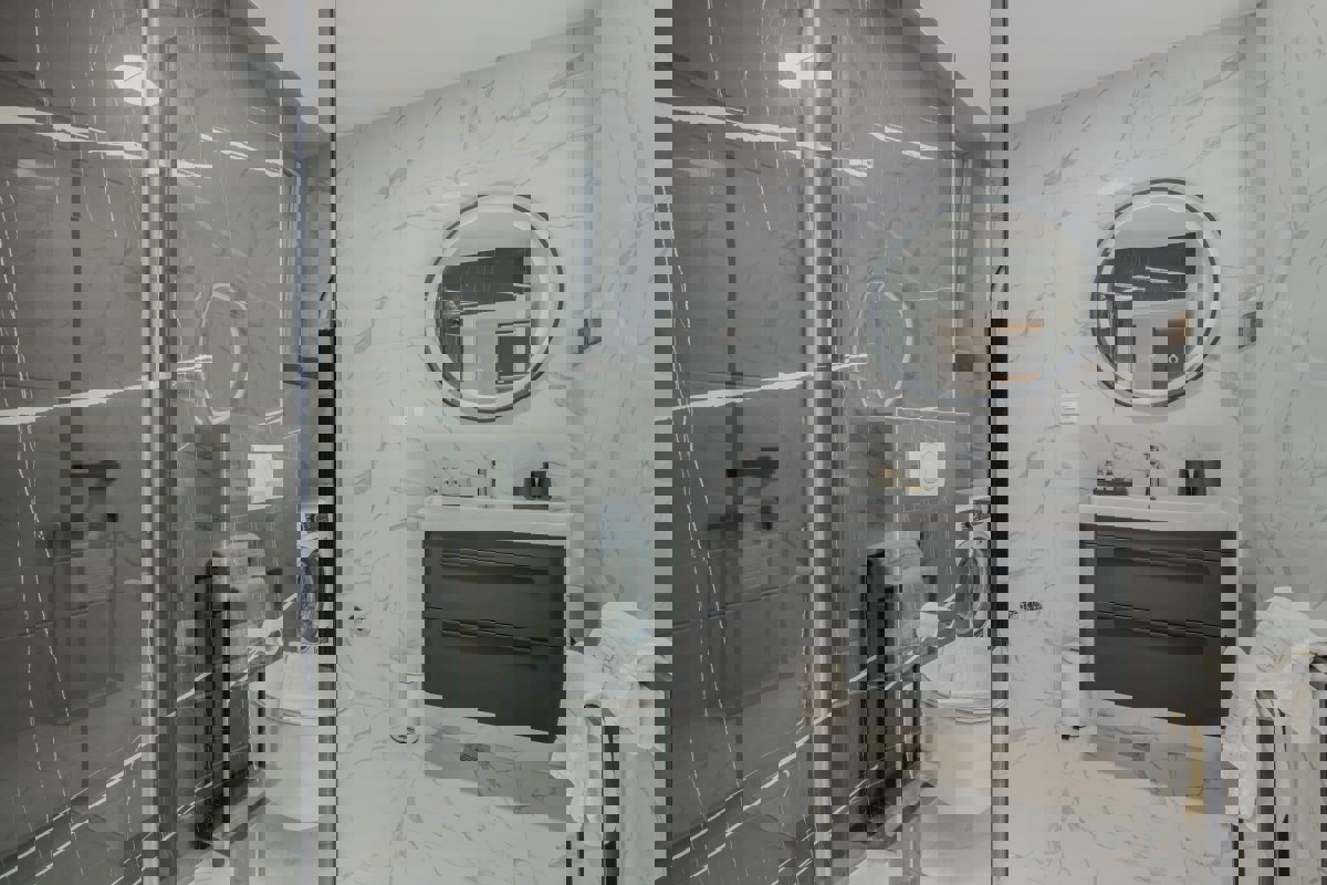 Lussuoso appartamento con tre camere da letto, piscina e giardino