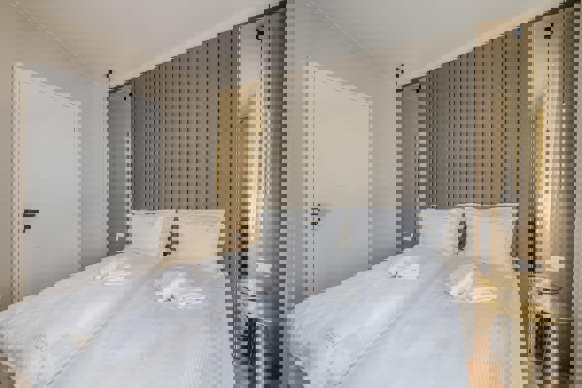 Lussuoso appartamento con tre camere da letto, piscina e giardino