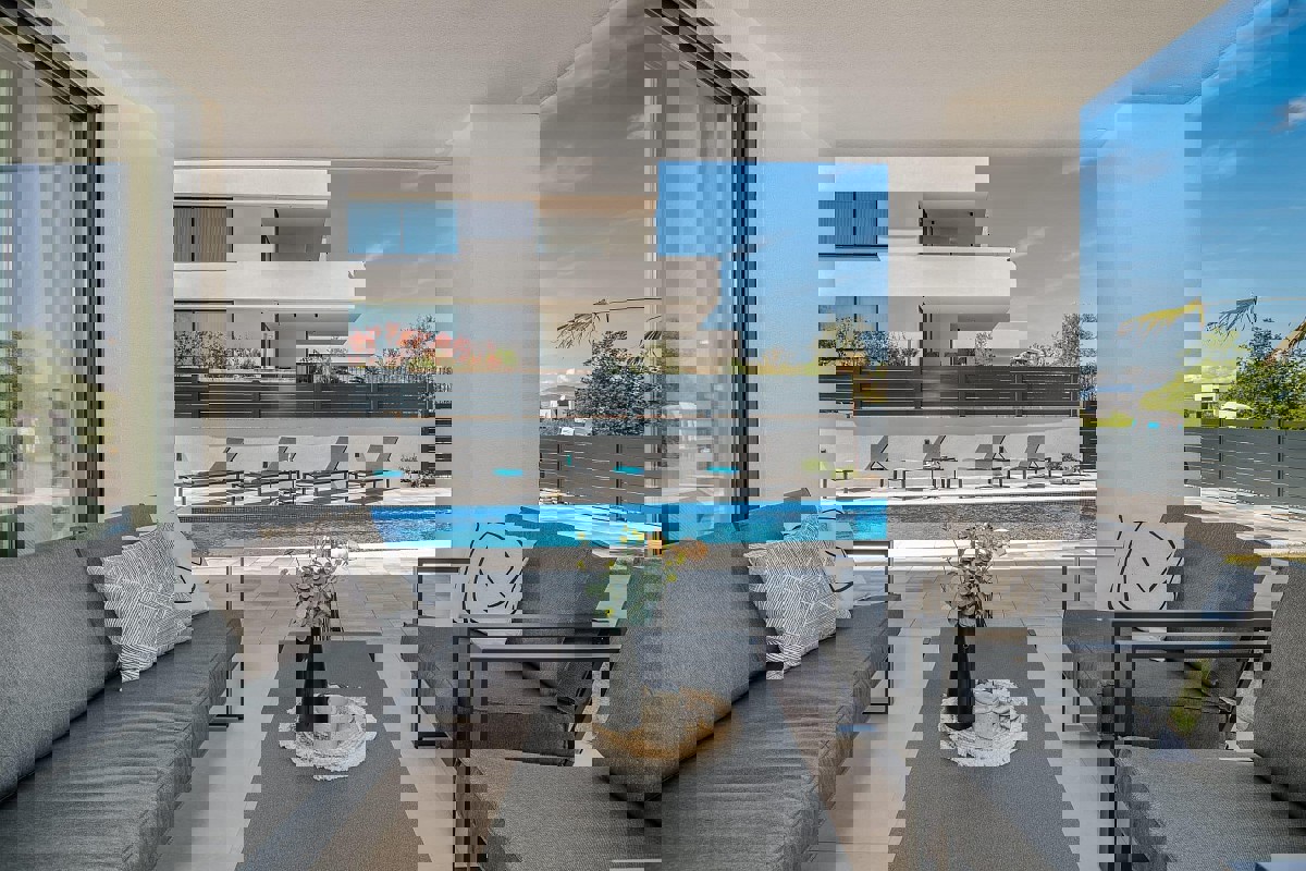 Lussuoso appartamento con tre camere da letto, piscina e giardino