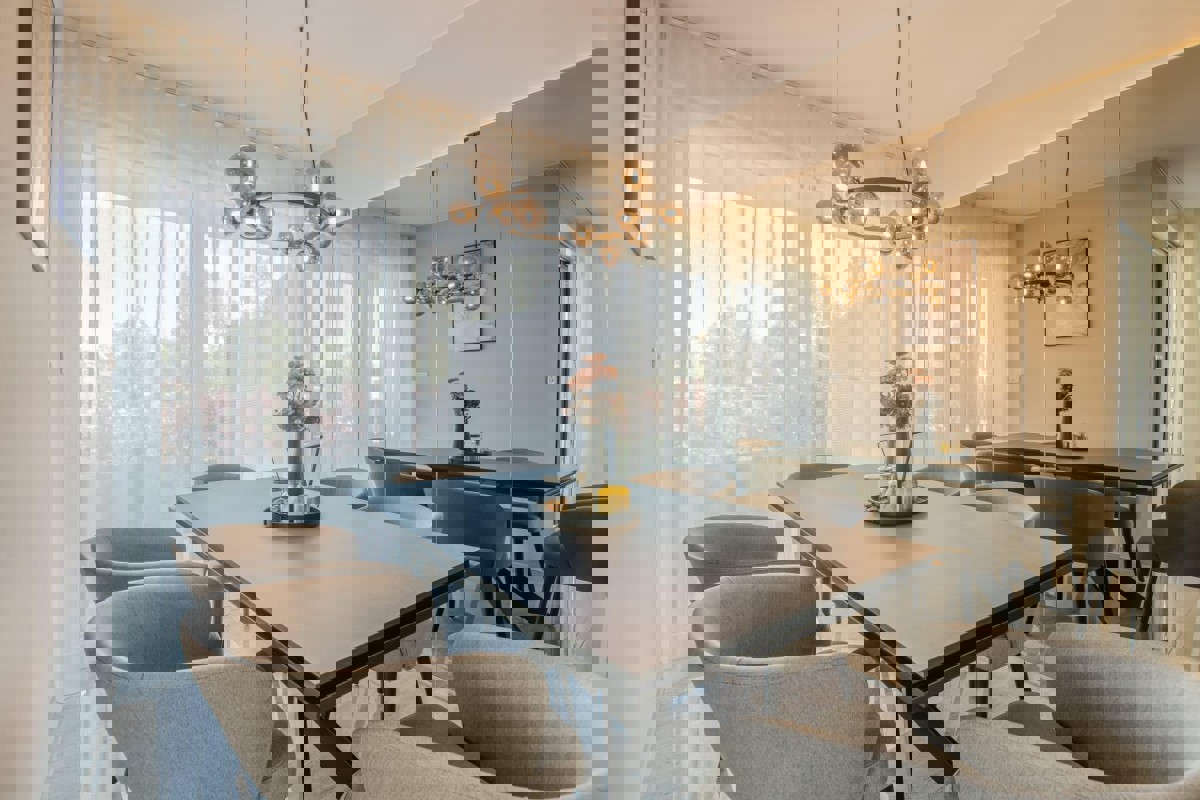 Lussuoso appartamento con tre camere da letto, piscina e giardino