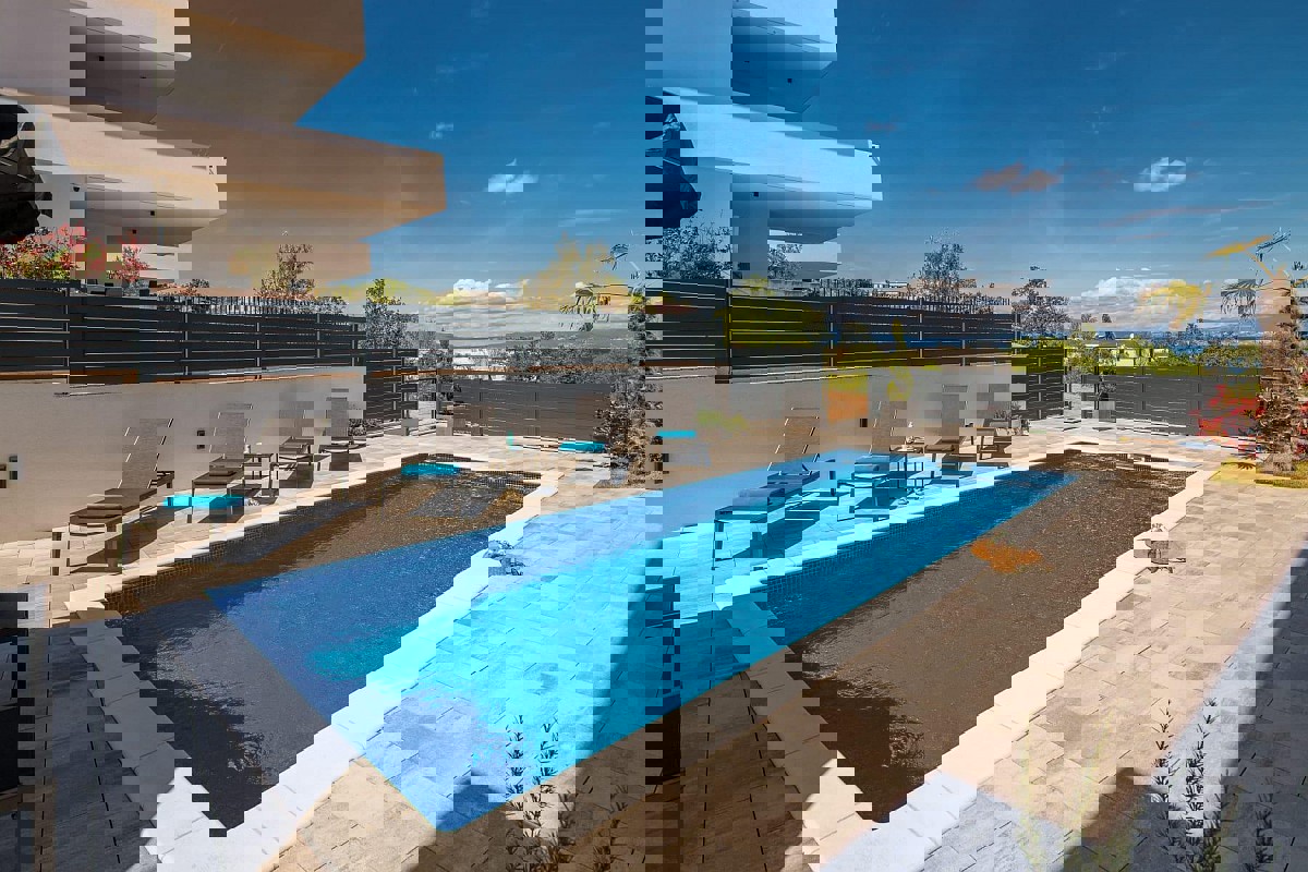 Lussuoso appartamento con tre camere da letto, piscina e giardino