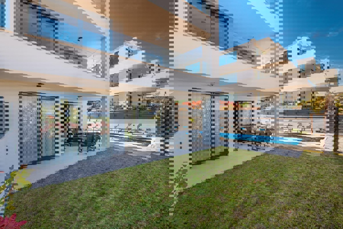 Lussuoso appartamento con tre camere da letto, piscina e giardino