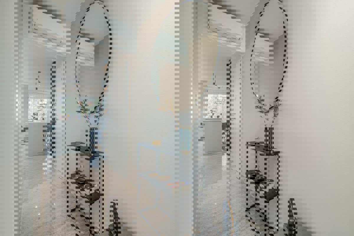 Lussuoso appartamento con tre camere da letto, piscina e giardino