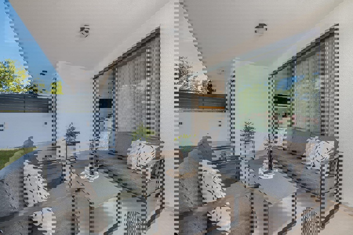 Lussuoso appartamento con tre camere da letto, piscina e giardino