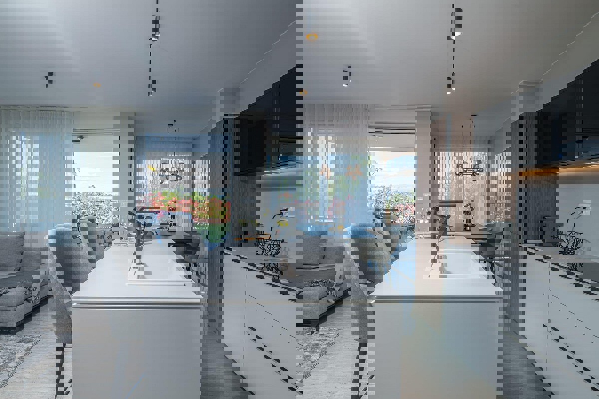 Lussuoso appartamento con tre camere da letto, piscina e giardino