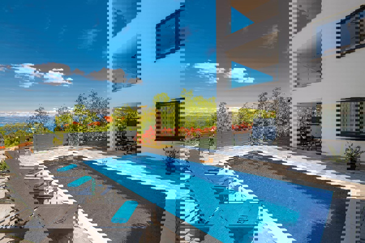 Lussuoso appartamento con tre camere da letto, piscina e giardino