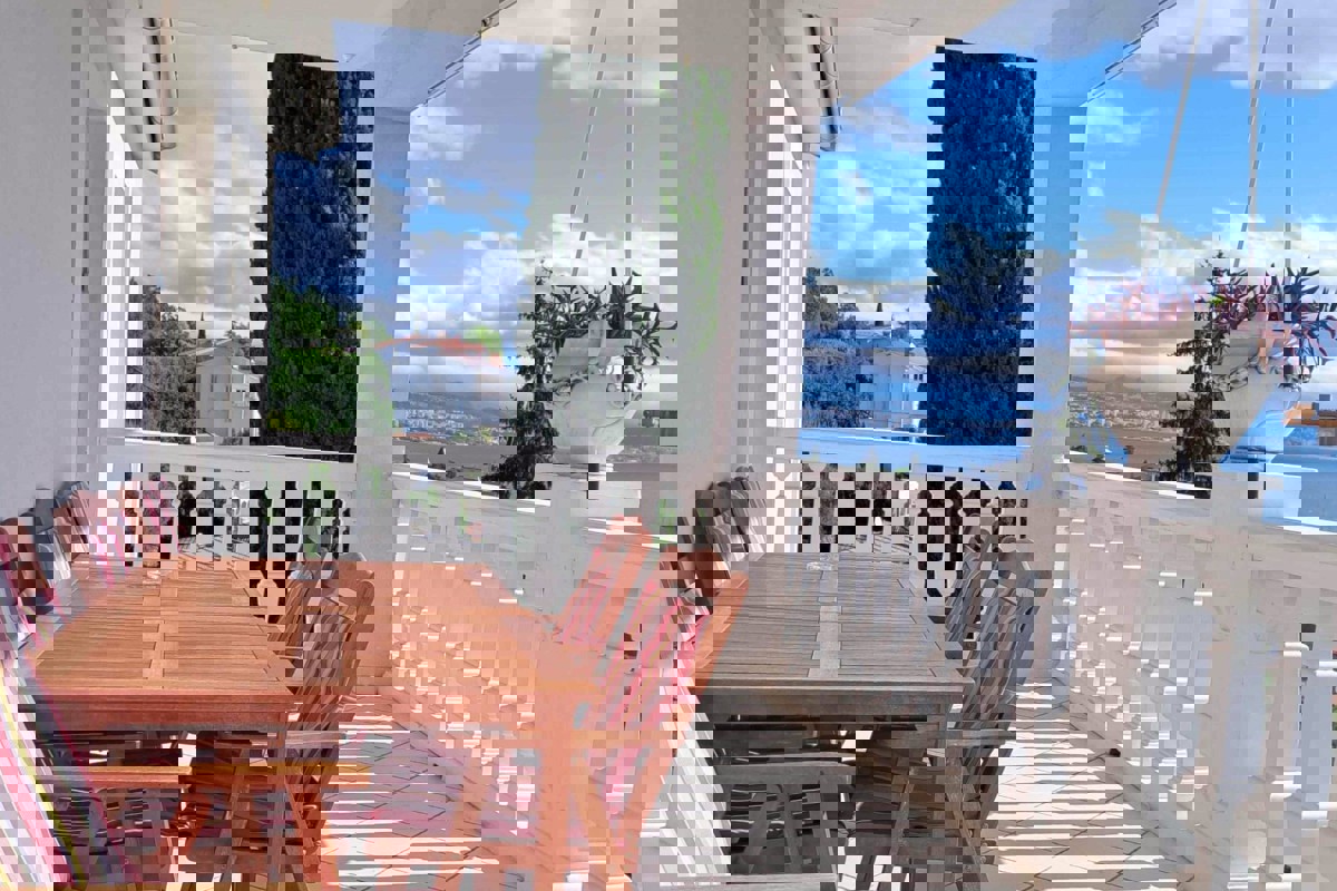 Ampio appartamento con taverna e vista mare