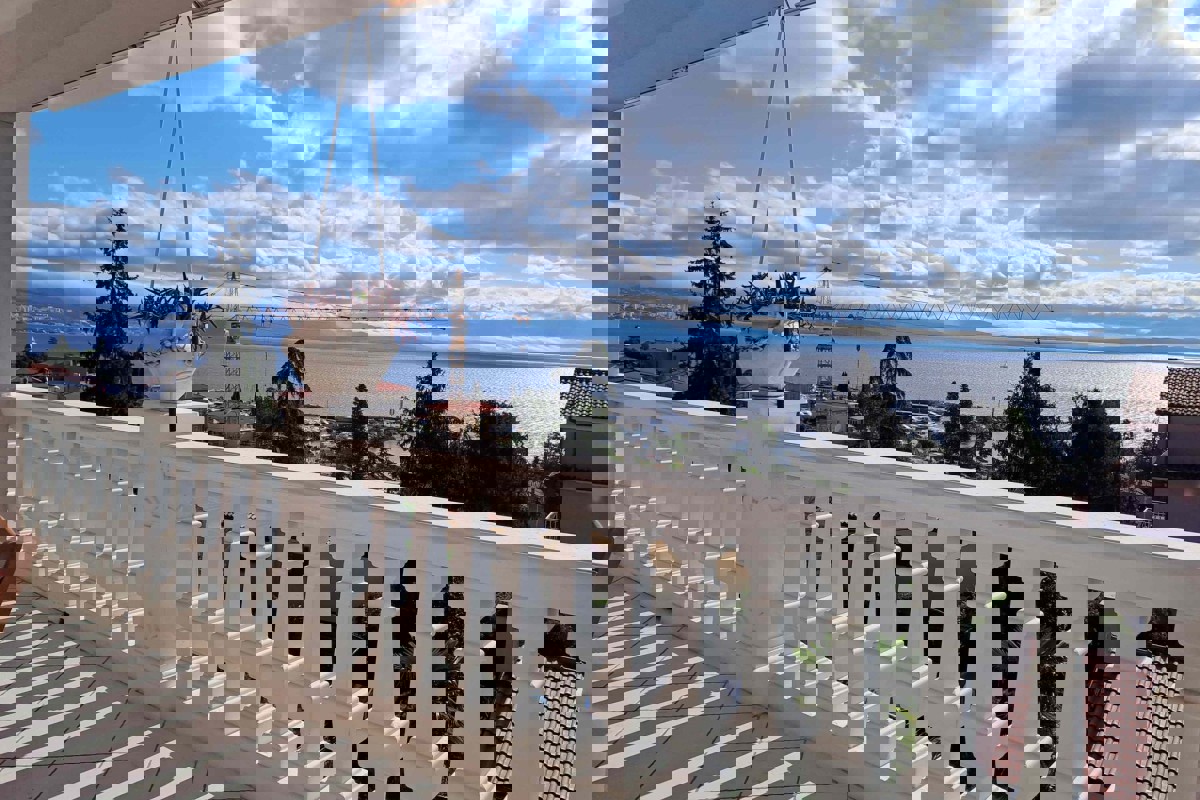 Ampio appartamento con taverna e vista mare