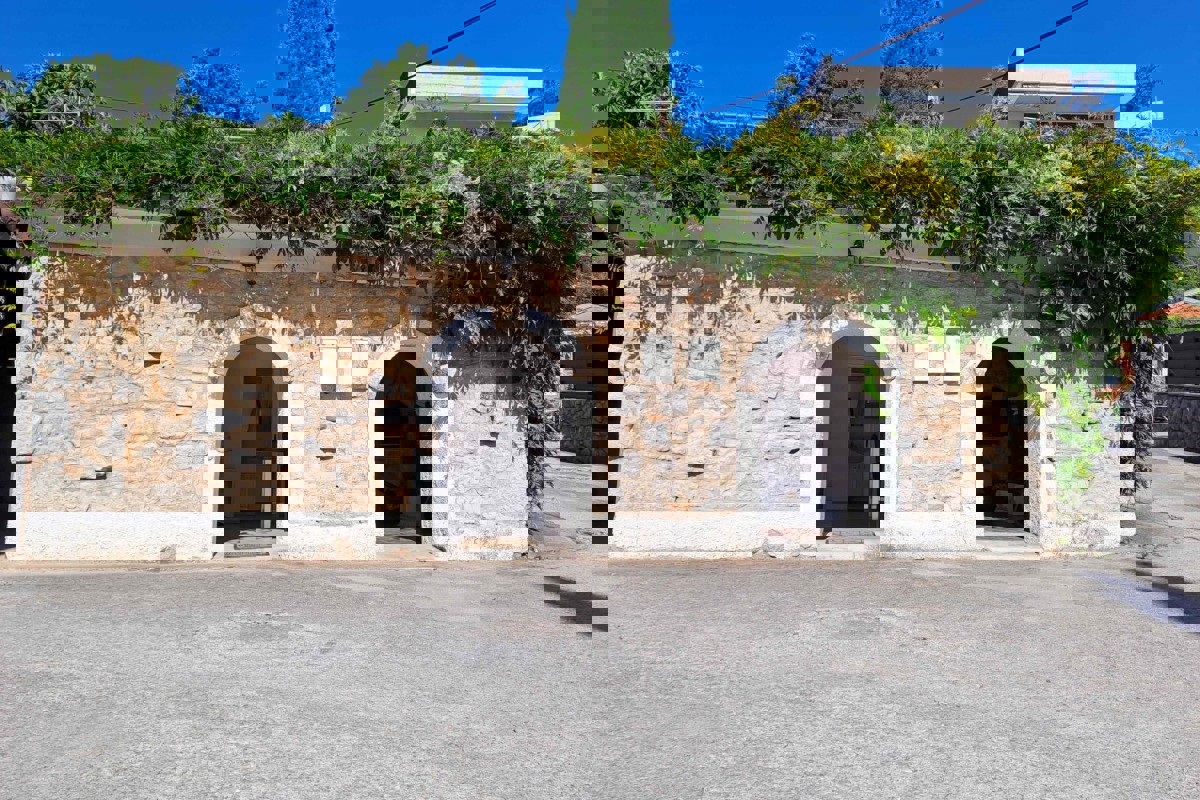 Ampio appartamento con taverna e vista mare