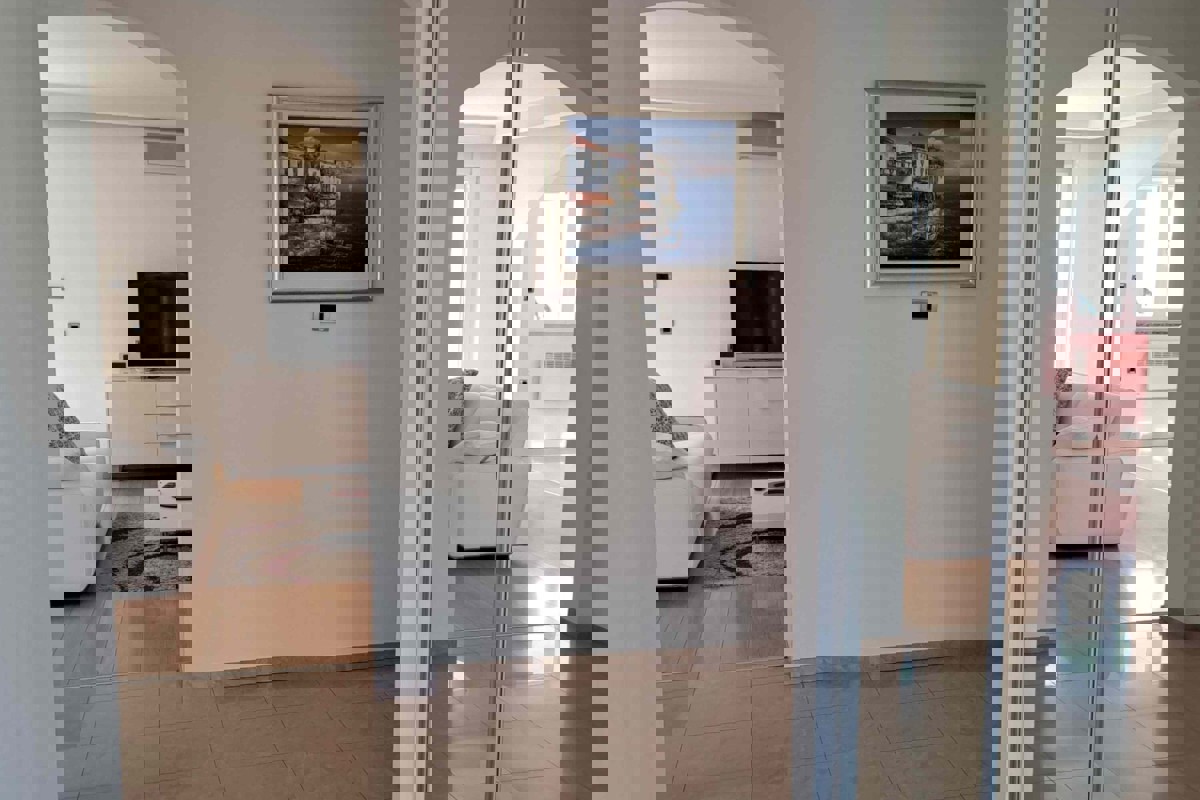 Ampio appartamento con taverna e vista mare