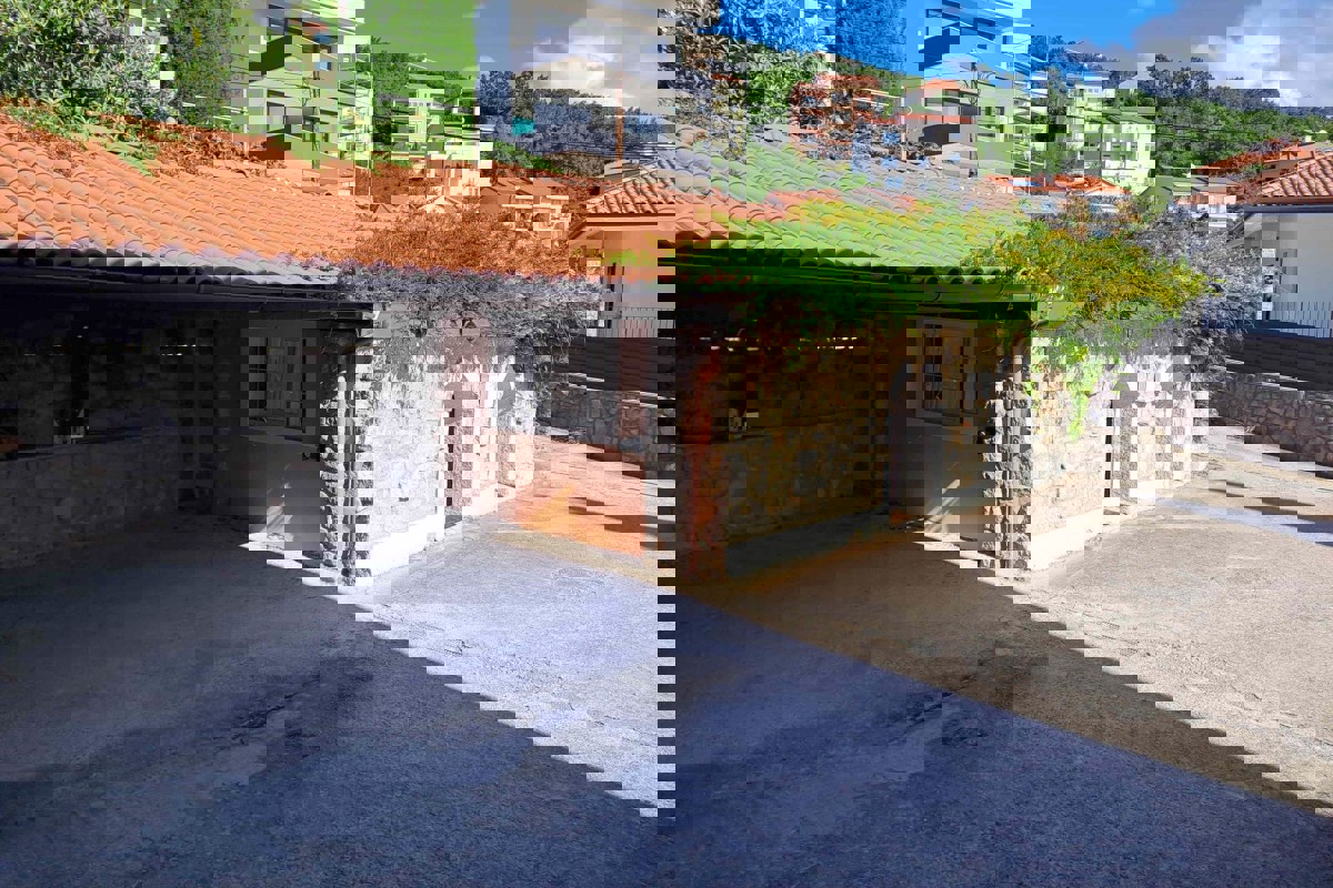 Ampio appartamento con taverna e vista mare