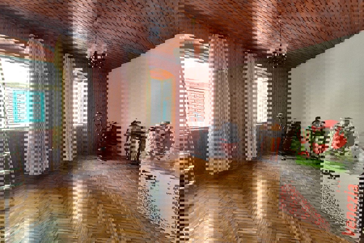 Casa tradizionale in pietra con spazio commerciale, vicino al lungomare