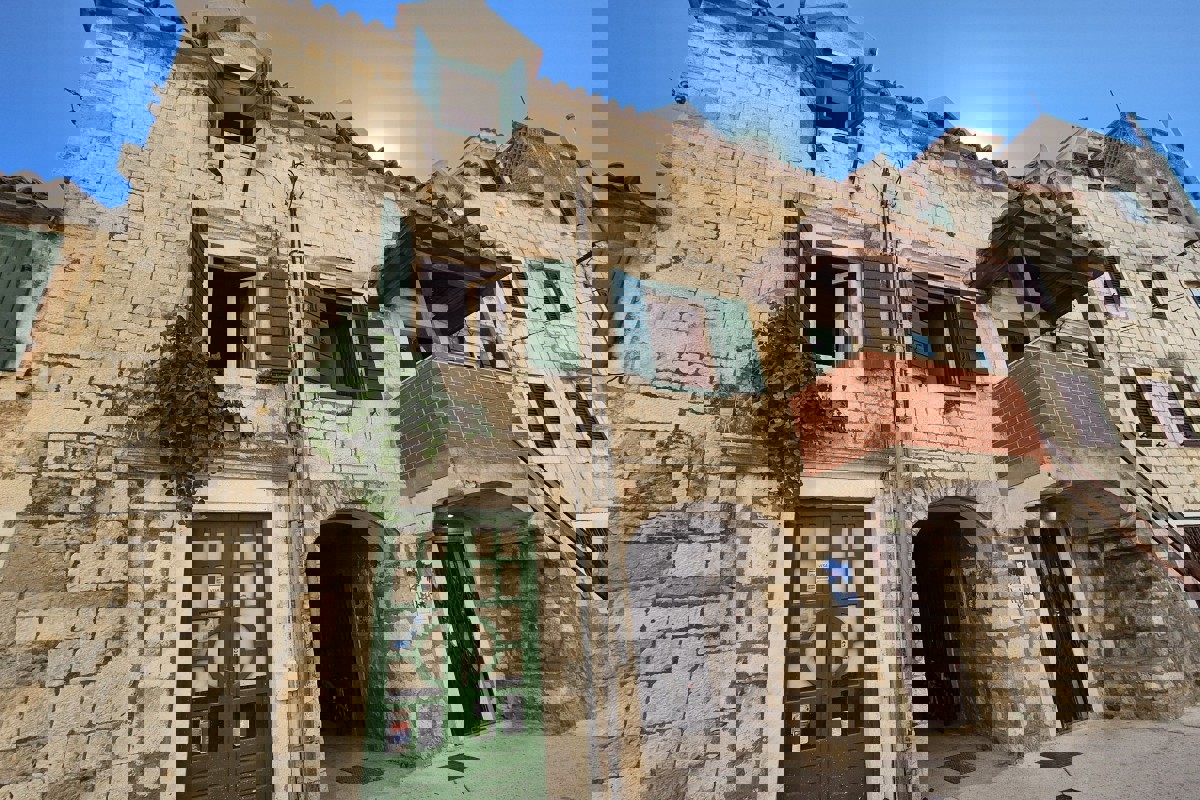 Casa tradizionale in pietra con spazio commerciale, vicino al lungomare