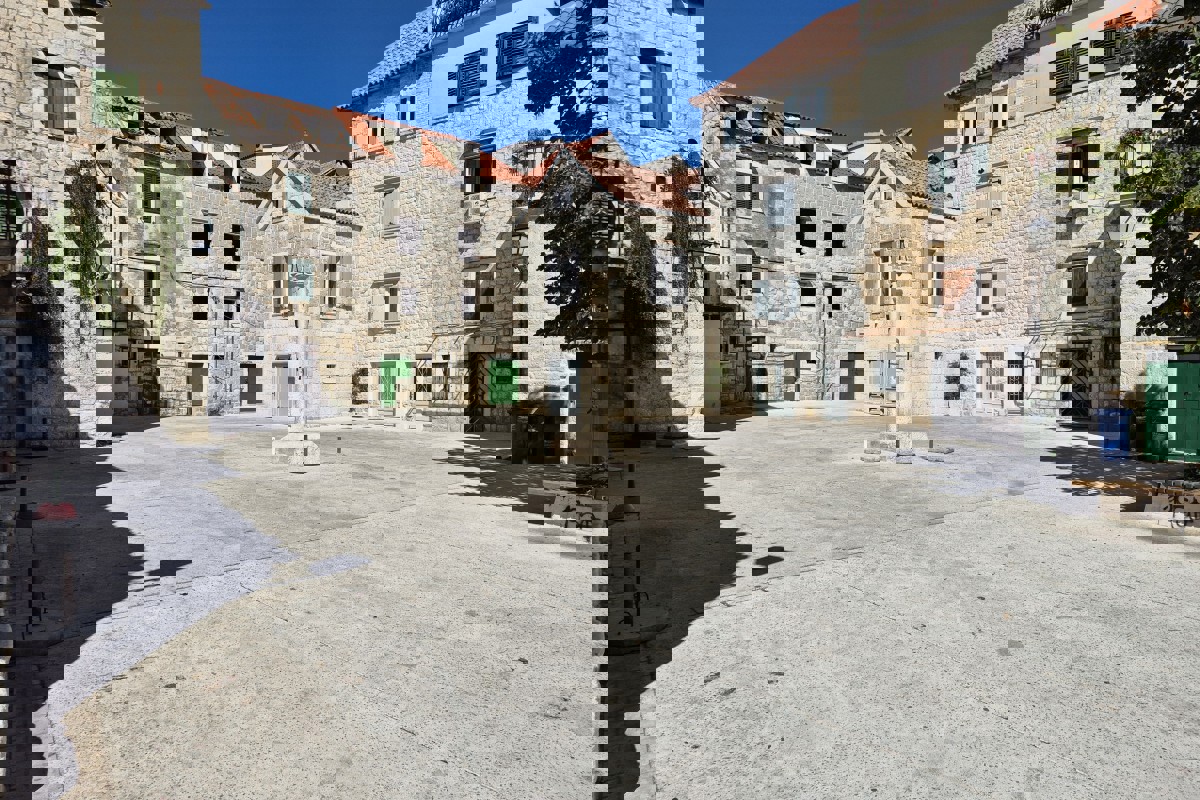 Casa tradizionale in pietra con spazio commerciale, vicino al lungomare