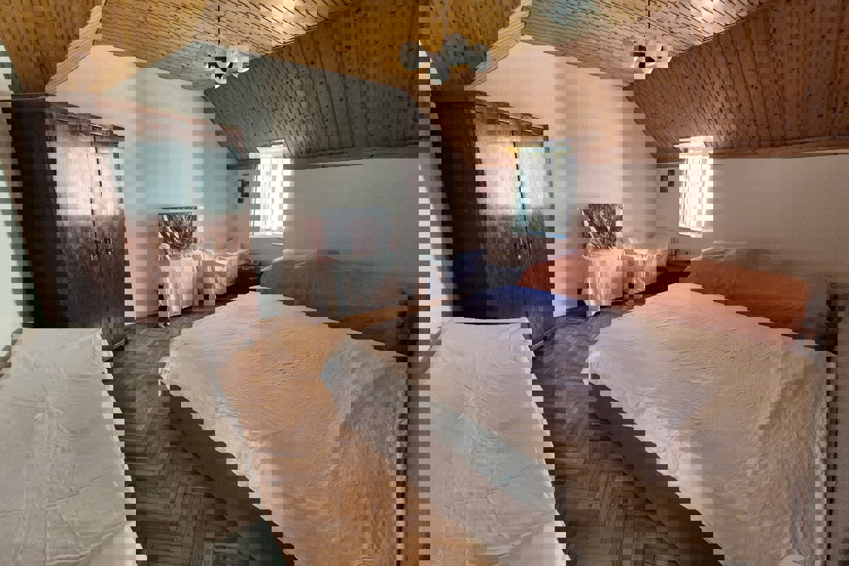 Casa tradizionale in pietra con spazio commerciale, vicino al lungomare