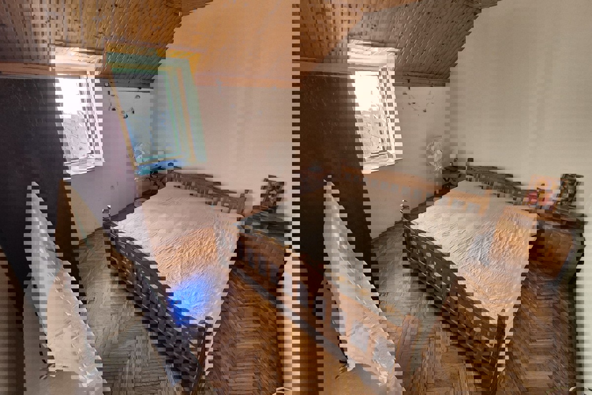 Casa tradizionale in pietra con spazio commerciale, vicino al lungomare