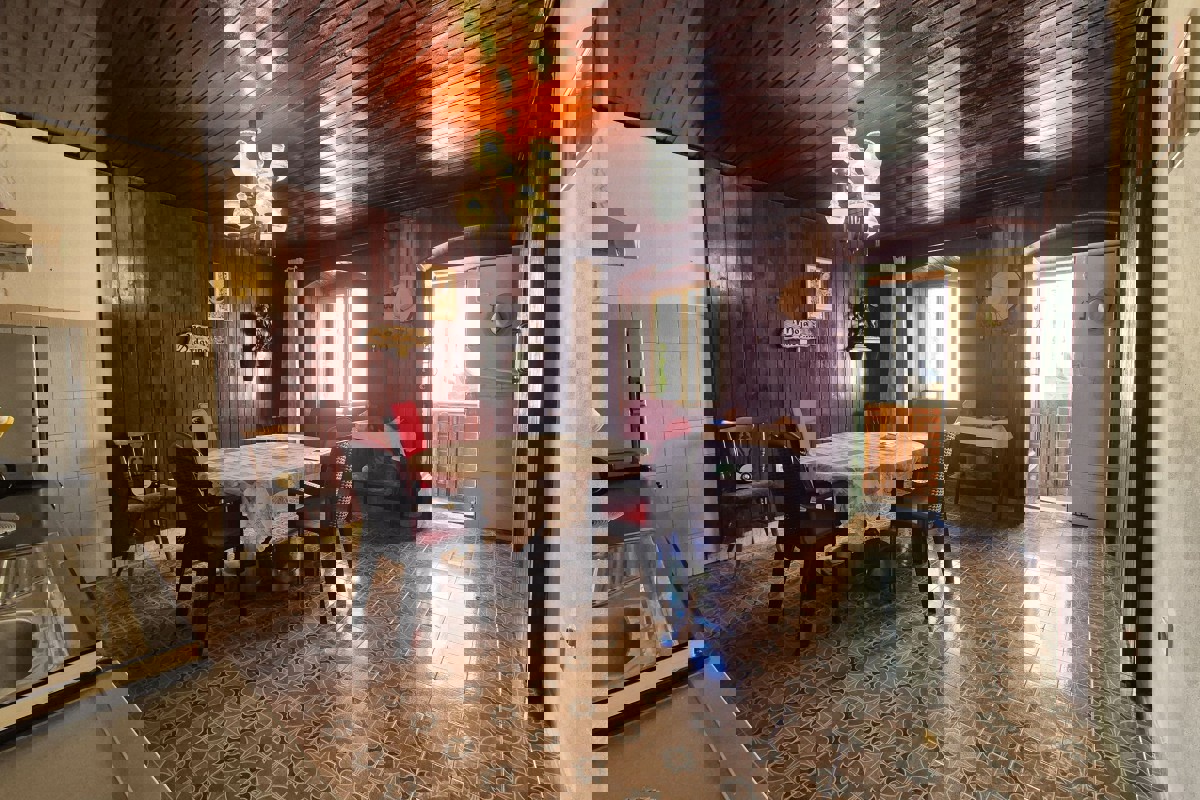 Casa tradizionale in pietra con spazio commerciale, vicino al lungomare