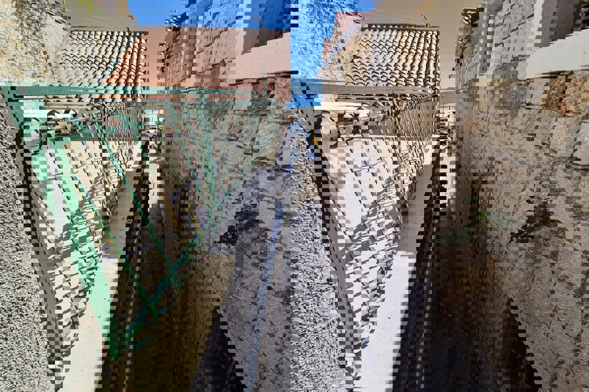 Casa tradizionale in pietra con spazio commerciale, vicino al lungomare