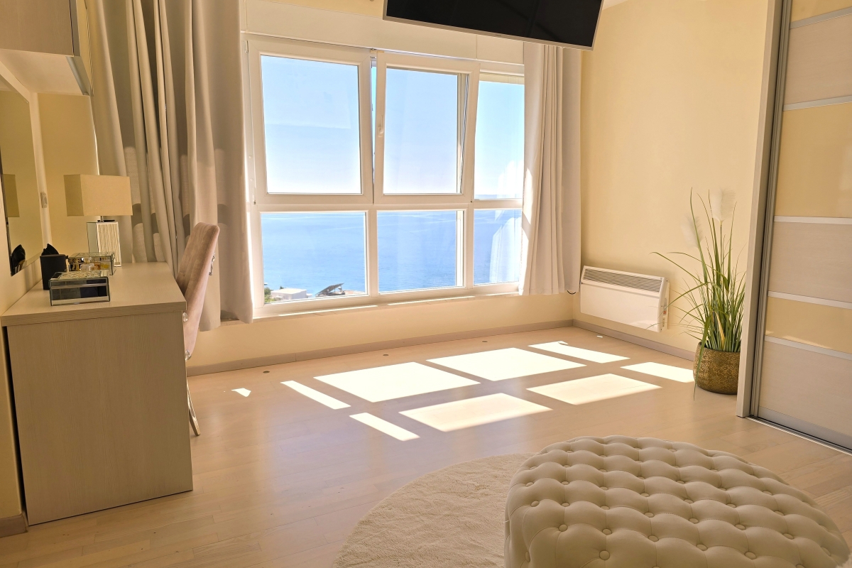 Villa con piscina e vista sul mare aperto