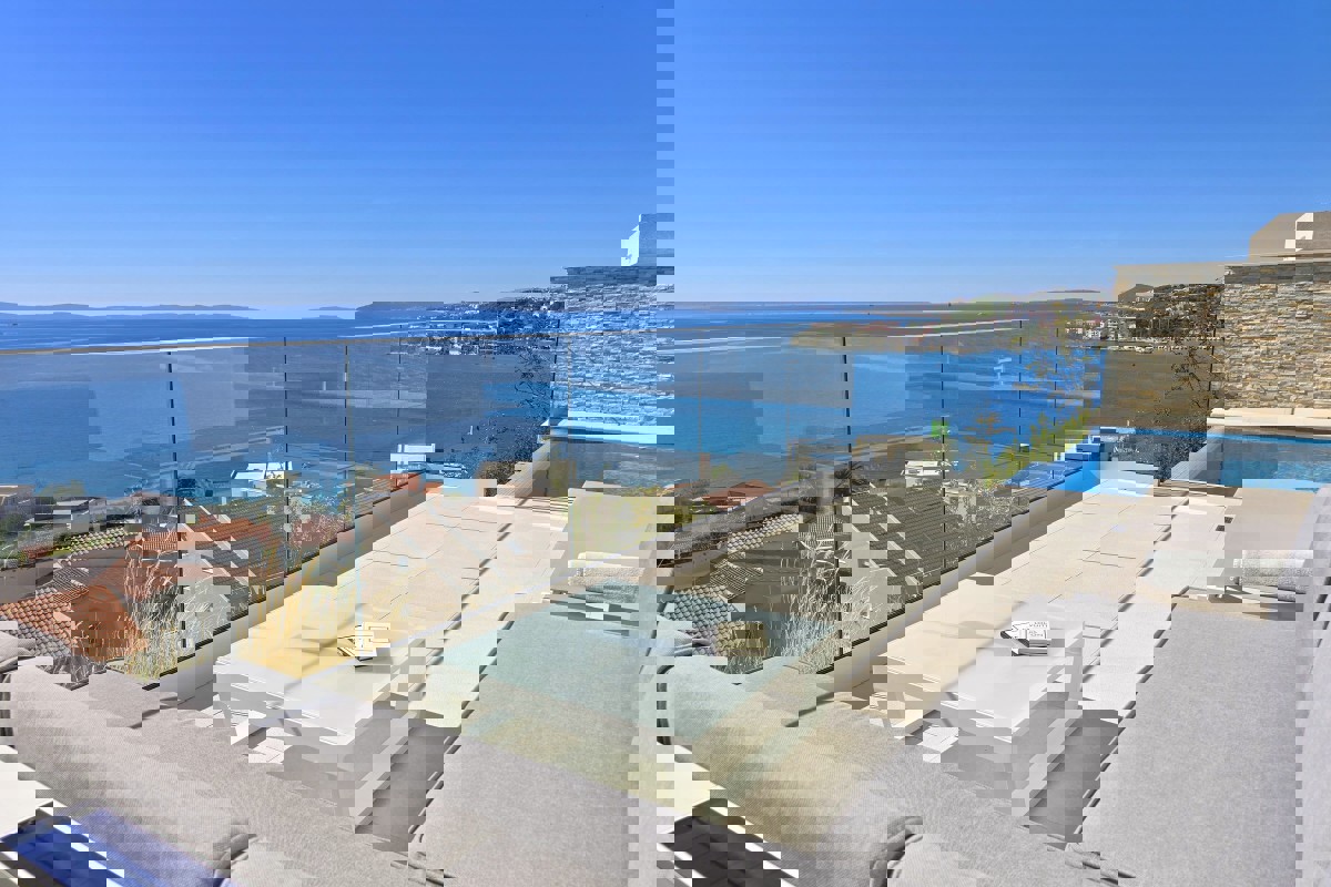 Villa con piscina e vista sul mare aperto