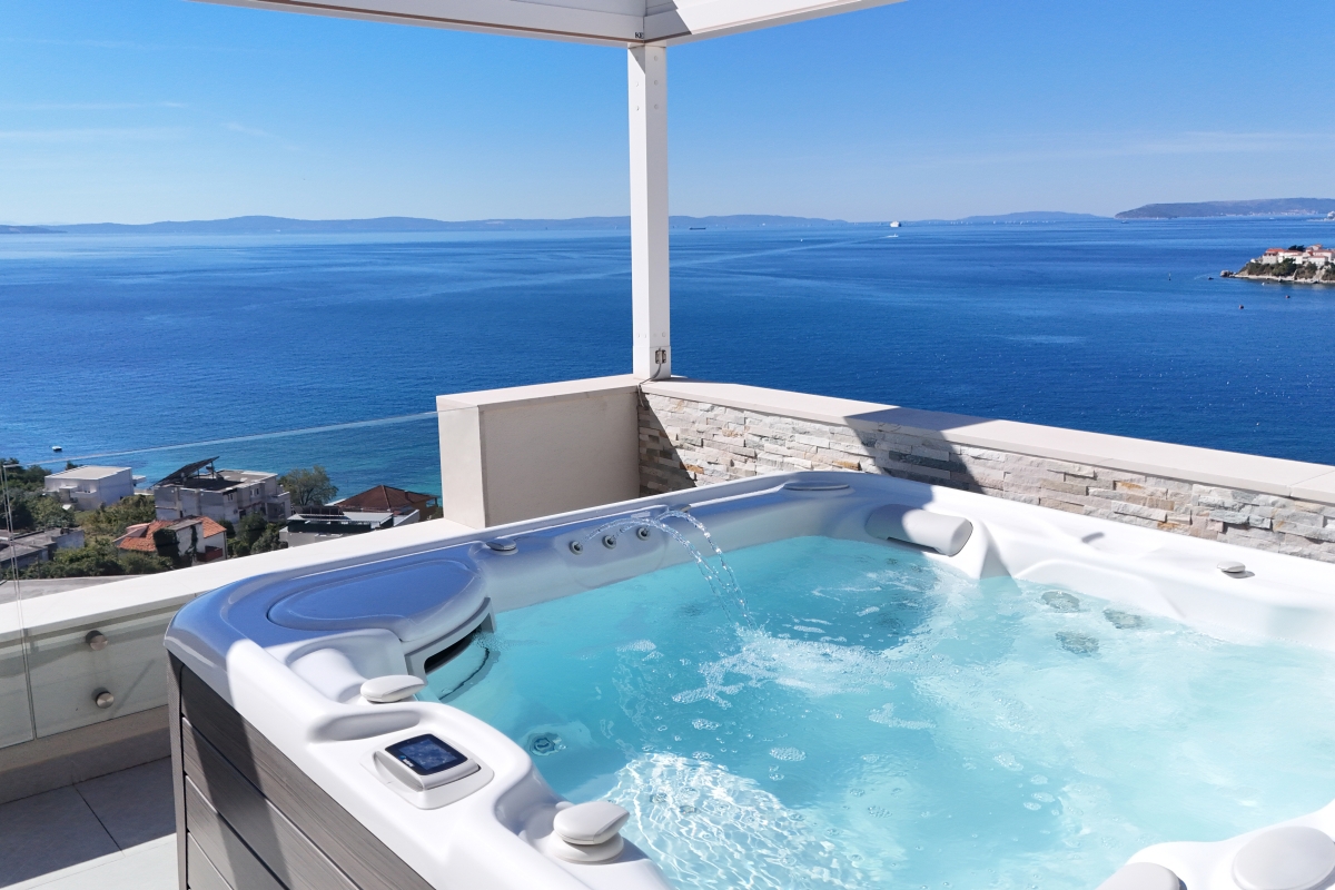 Villa con piscina e vista sul mare aperto