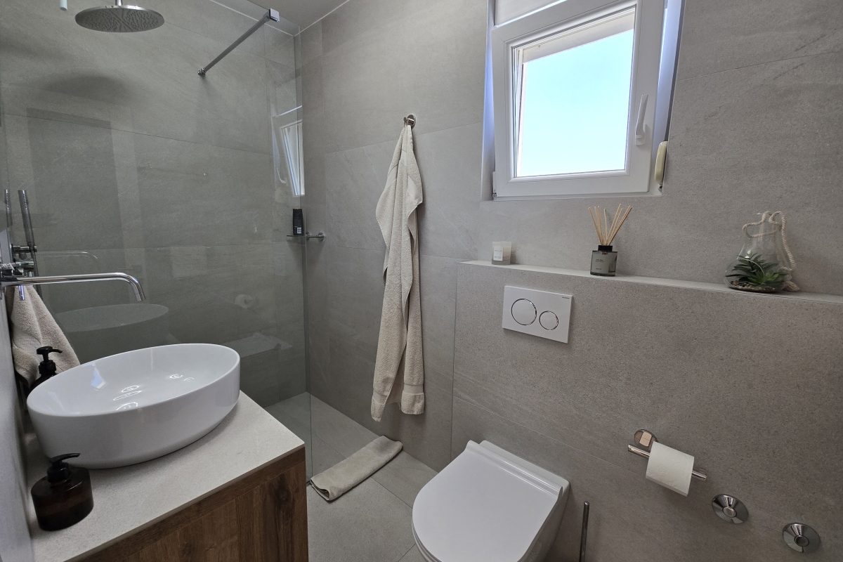 Villa con piscina e vista sul mare aperto