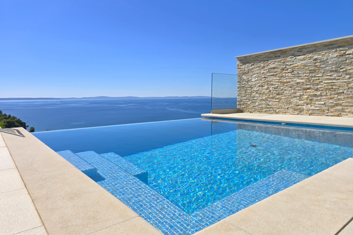 Villa con piscina e vista sul mare aperto