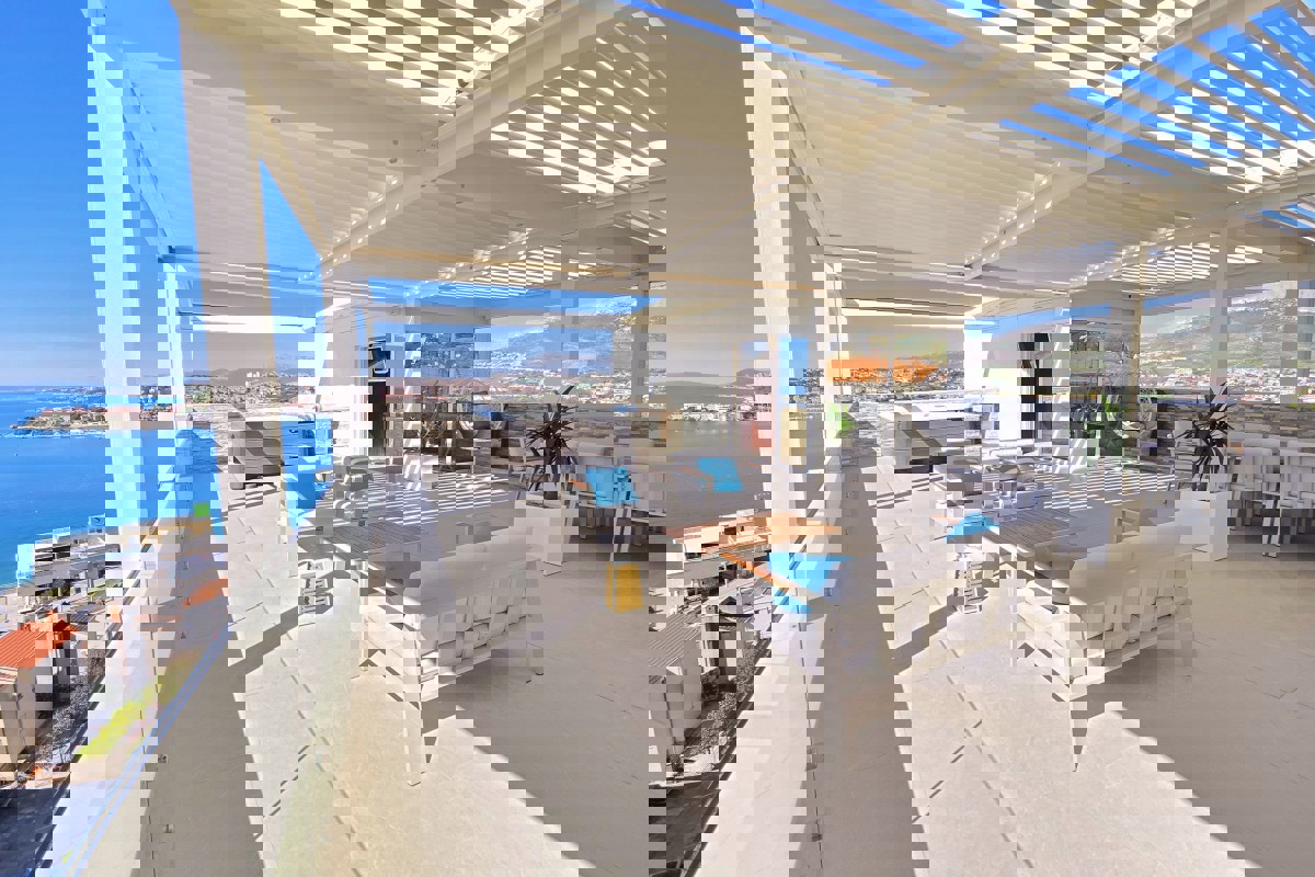 Villa con piscina e vista sul mare aperto