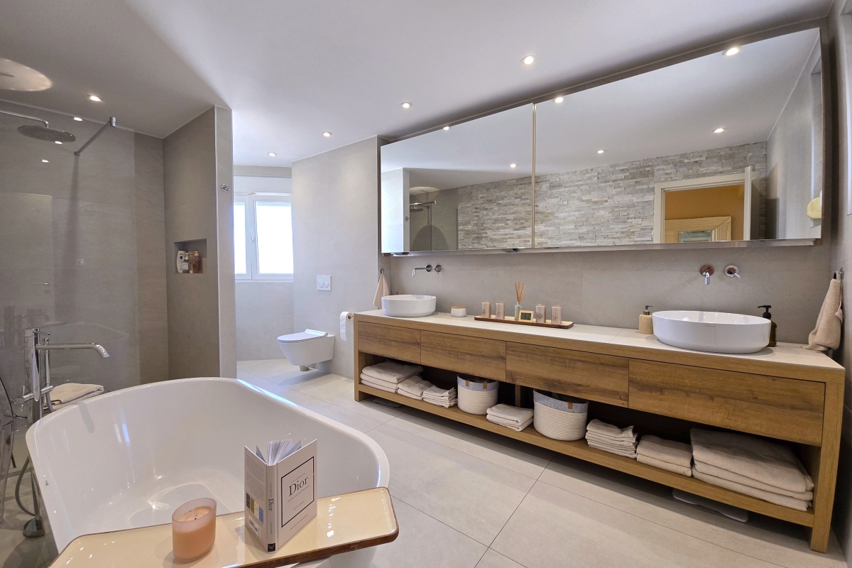 Villa con piscina e vista sul mare aperto