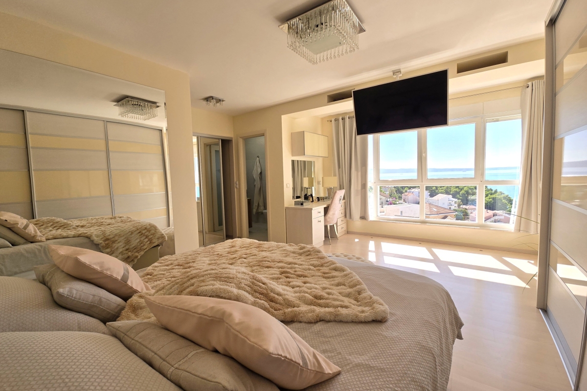 Villa con piscina e vista sul mare aperto