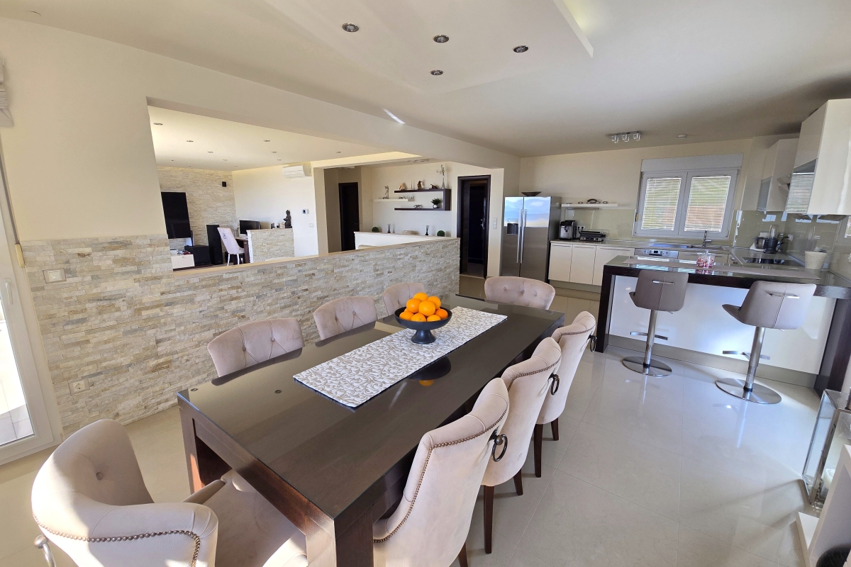 Villa con piscina e vista sul mare aperto